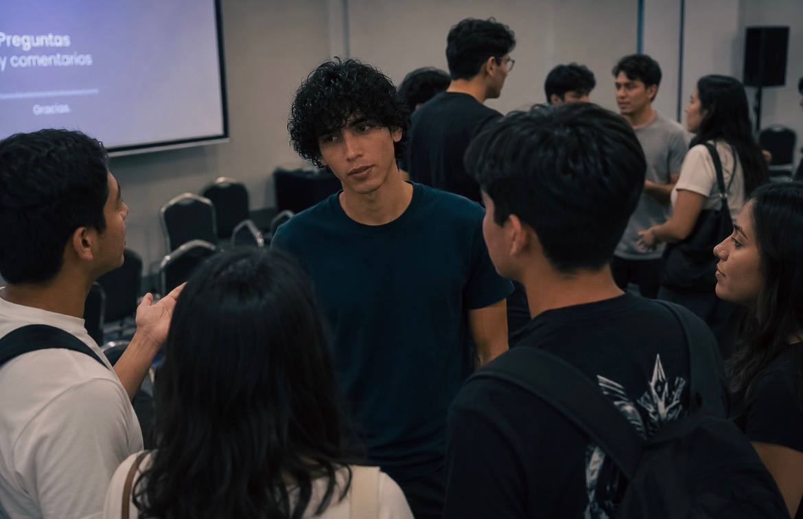 Alán Colio conversando con emprendedores y profesionales